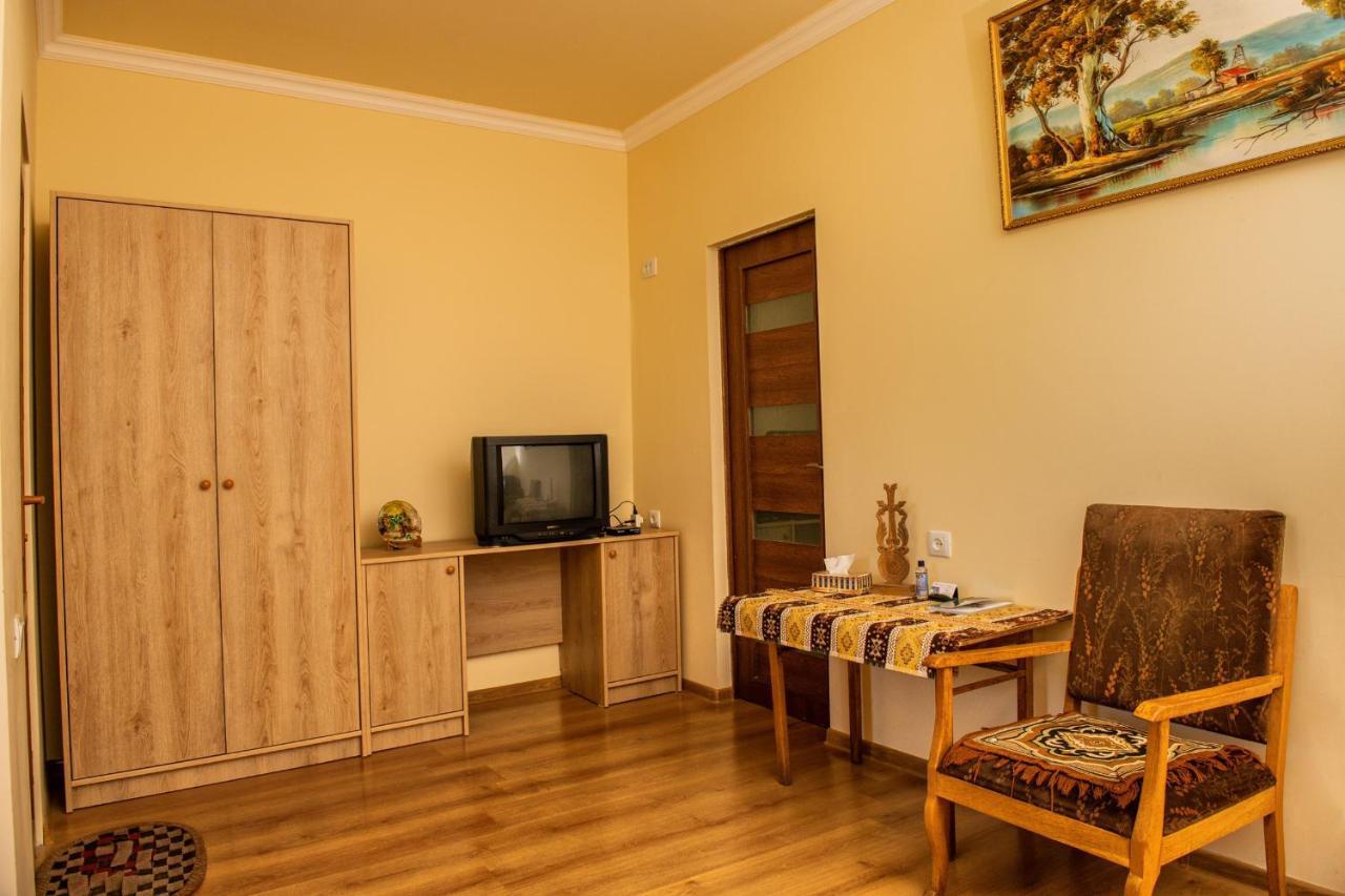Hayi Tun Guest House Goris Extérieur photo