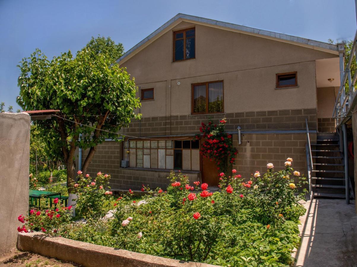 Hayi Tun Guest House Goris Extérieur photo
