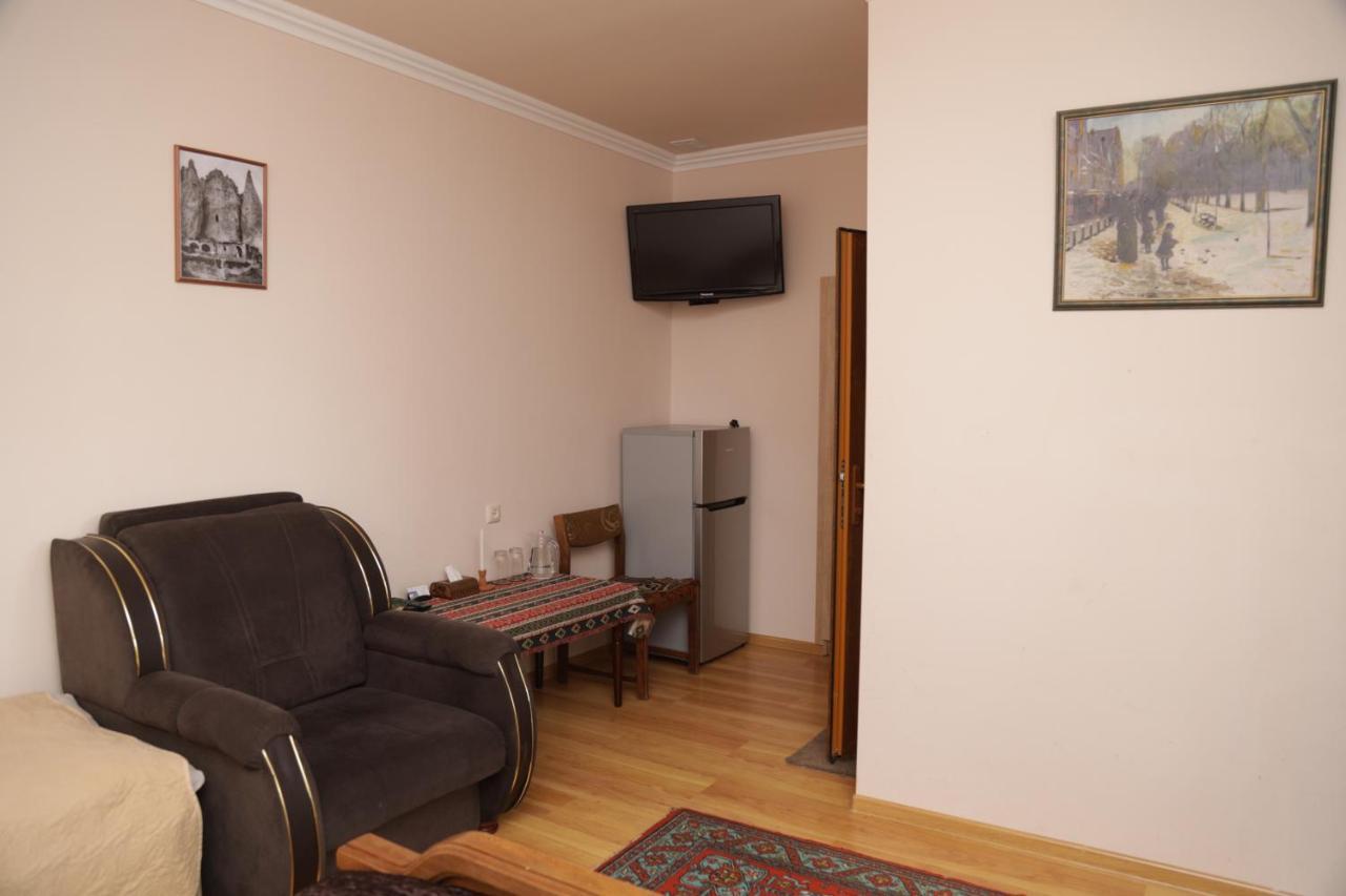 Hayi Tun Guest House Goris Extérieur photo